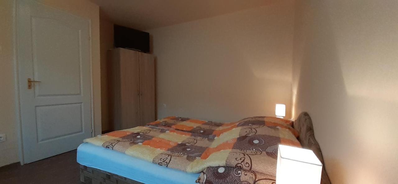 Rozika Apartman Ii. ハイデゥソボスロー エクステリア 写真